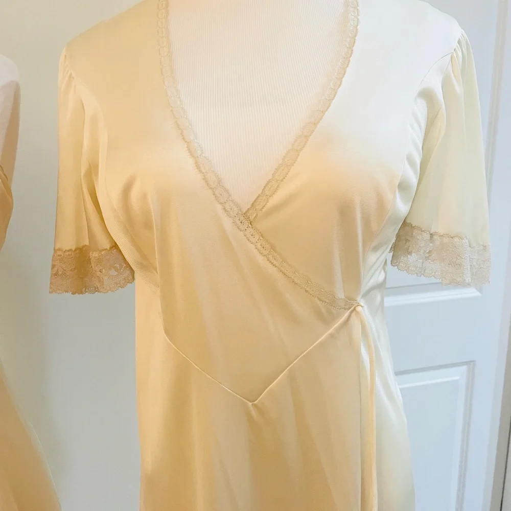 VANITY FAIR VINTAGE IVORY NIGHTGOWN SET SIZE SMALL